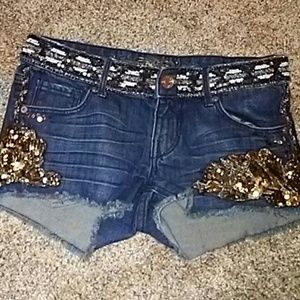 Express detailed shorts